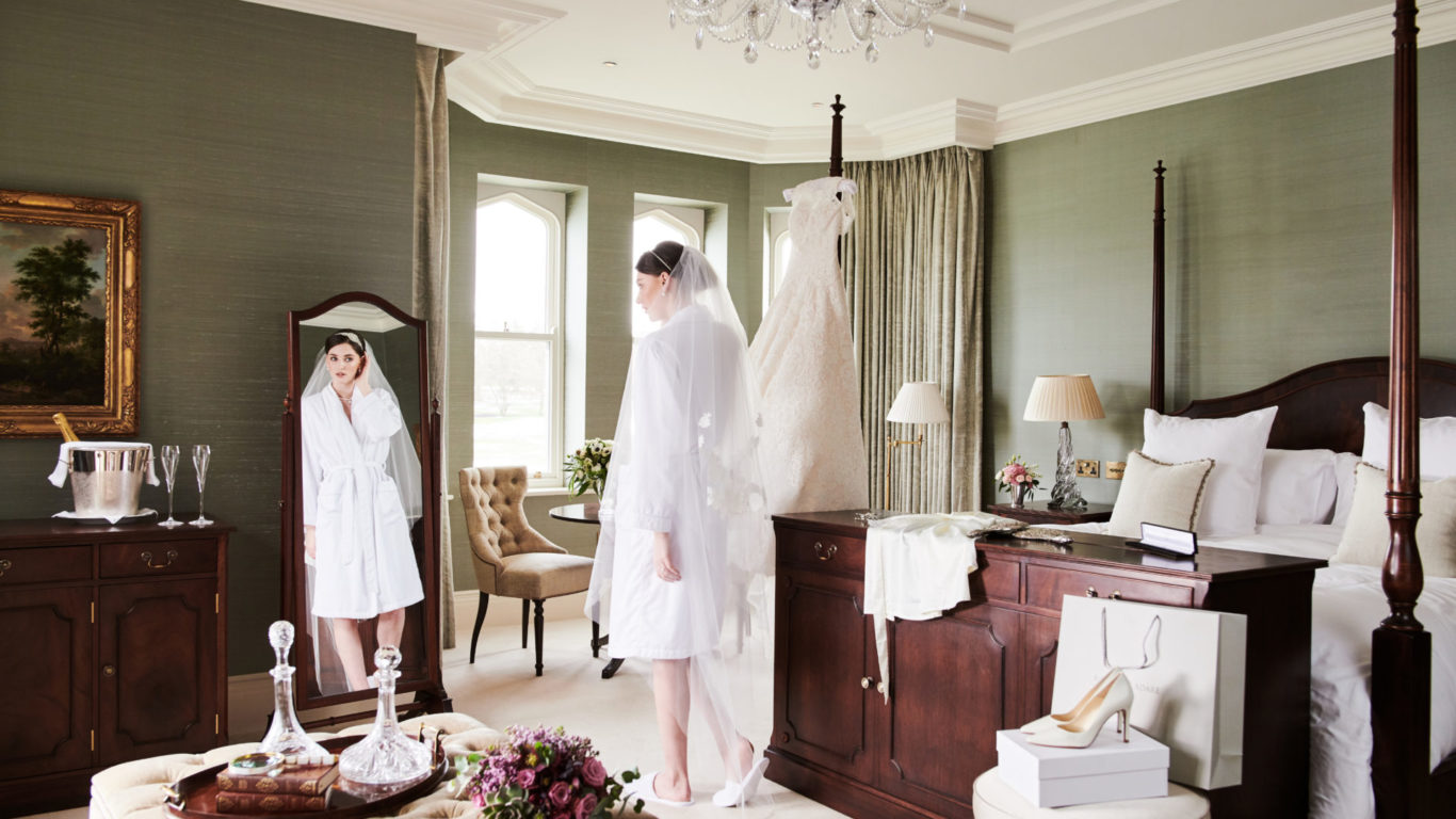 bride-getting-ready-in-bridal-suite-1