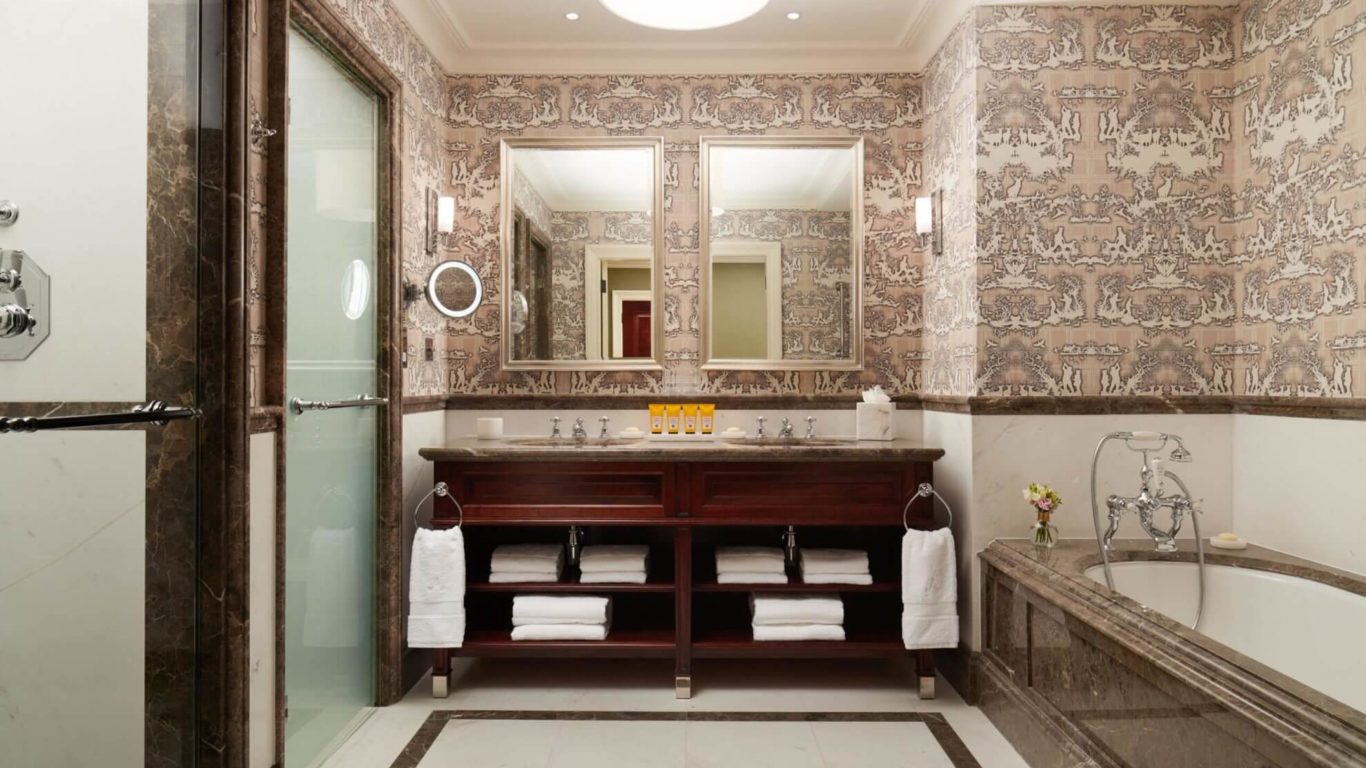 stateroom-king-bathroom